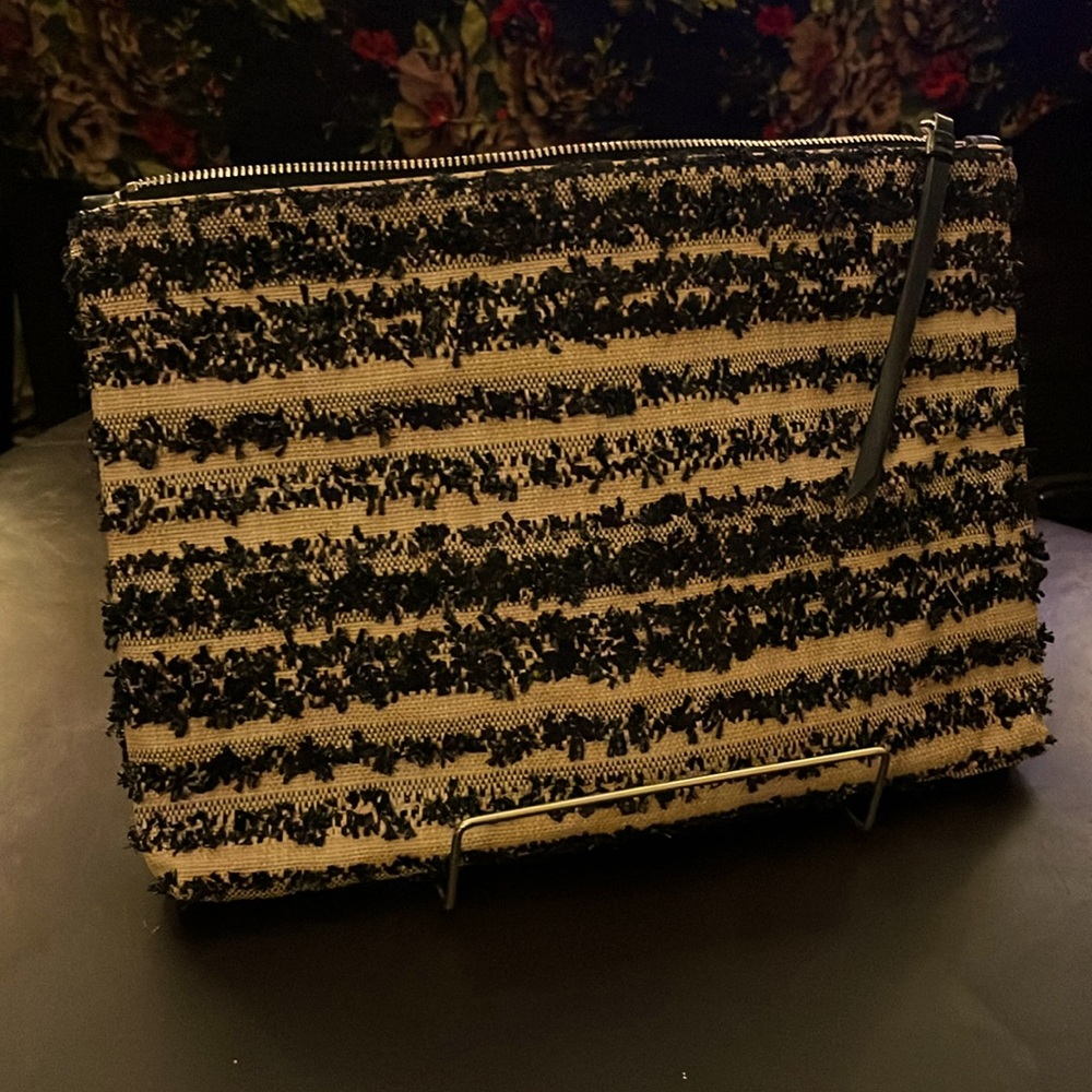 BR Black/Neutral Textured Clutch.
